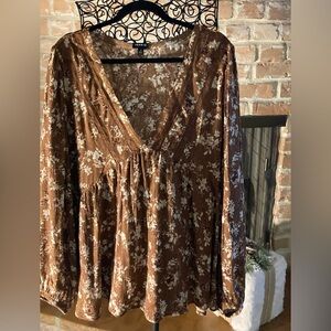 Torrid Tan and White With Gold Thread Popover Top